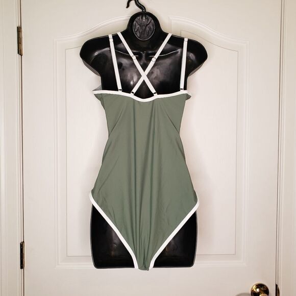 SwimSuit   - Picture 6 of 8